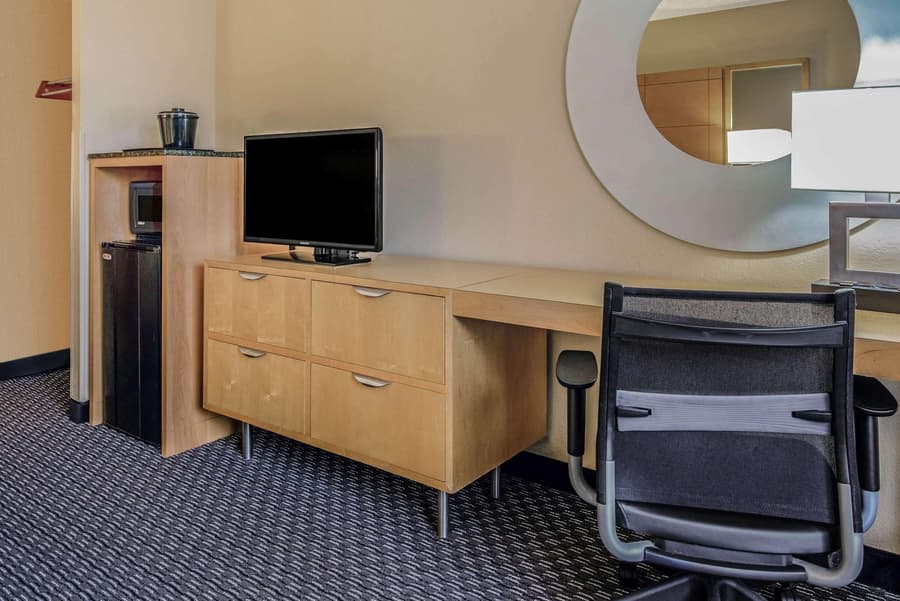 La Quinta Inn & Suites by Wyndham Naples Downtown