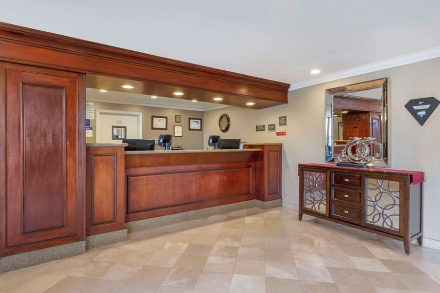 Best Western Plus Marina Shores Hotel
