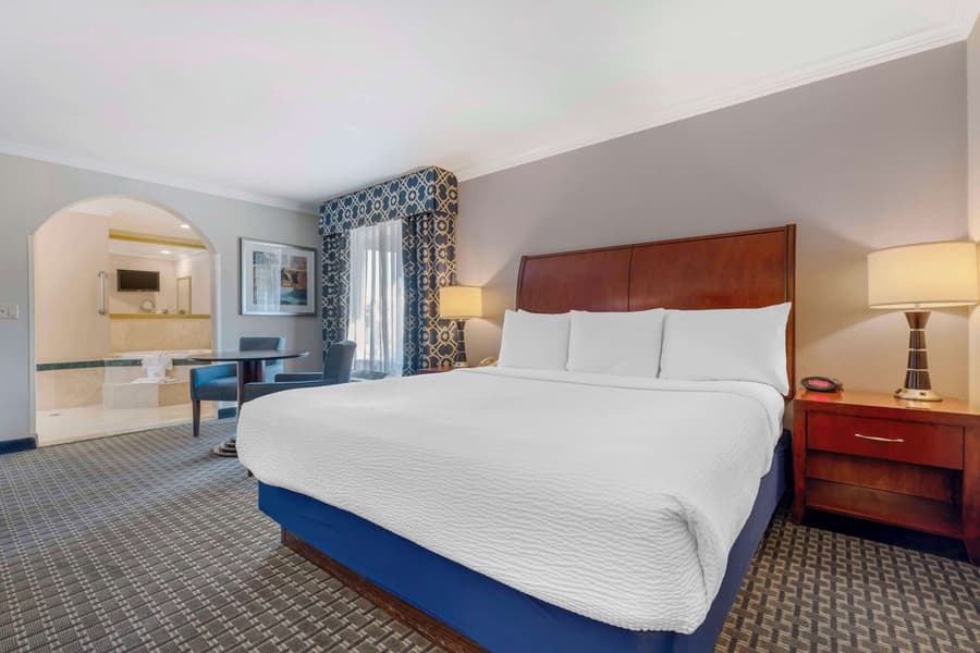 Best Western Plus Marina Shores Hotel