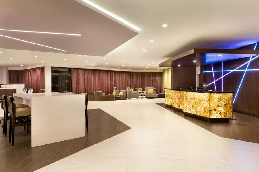 DoubleTree by Hilton Toronto Airport West