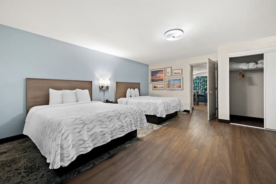 Red Roof Inn PLUS+ & Suites Naples Downtown-5th Ave S