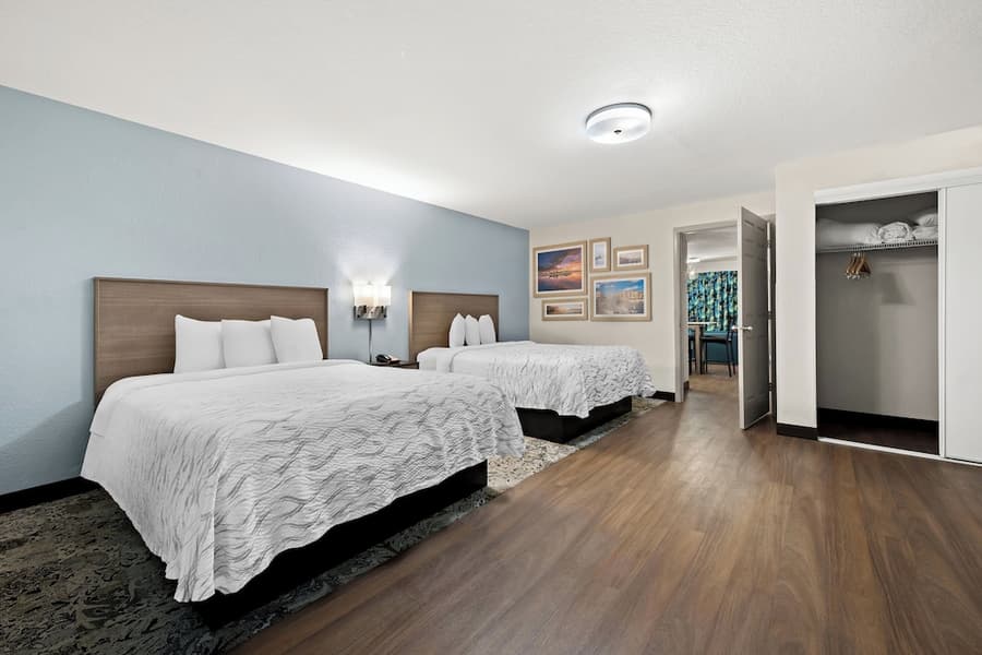 Red Roof Inn PLUS+ & Suites Naples Downtown-5th Ave S