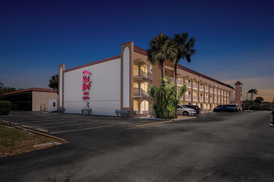 Red Roof Inn PLUS+ & Suites Naples Downtown-5th Ave S