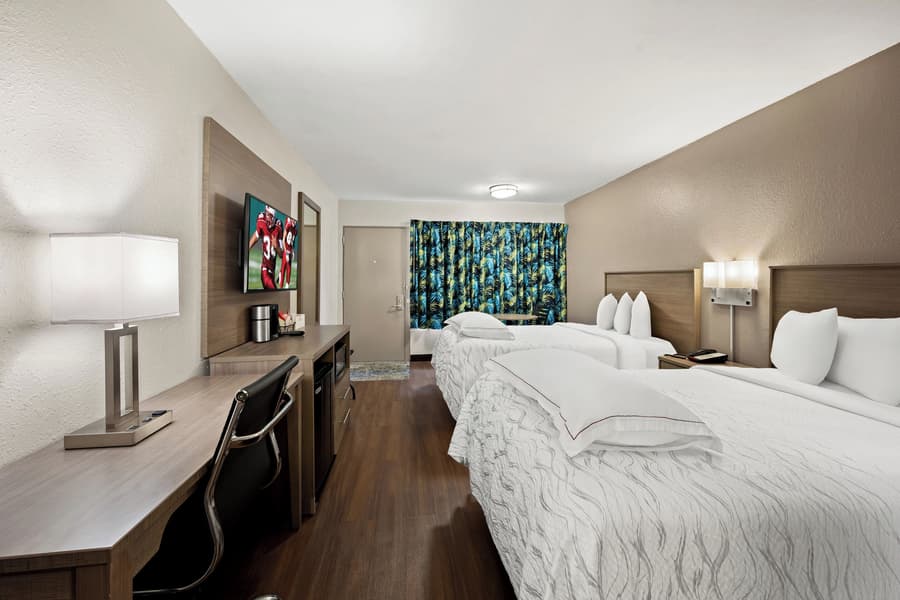 Red Roof Inn PLUS+ & Suites Naples Downtown-5th Ave S