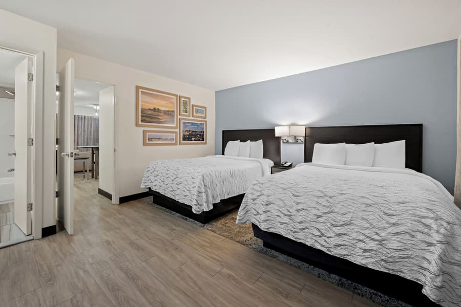 Red Roof Inn PLUS+ & Suites Naples Downtown-5th Ave S