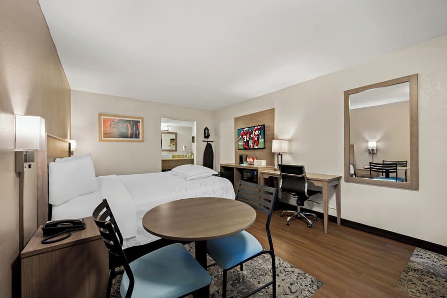 Red Roof Inn PLUS+ & Suites Naples Downtown-5th Ave S