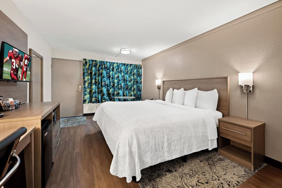 Red Roof Inn PLUS+ & Suites Naples Downtown-5th Ave S