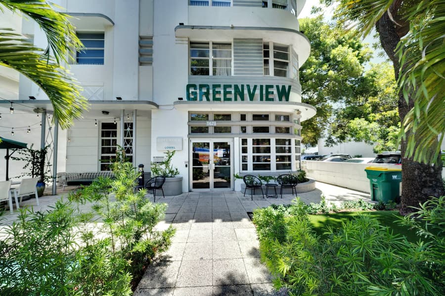 Greenview Hotel by Lowkl