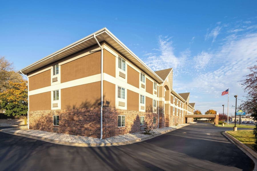 Days Inn & Suites by Wyndham Green Bay WI.