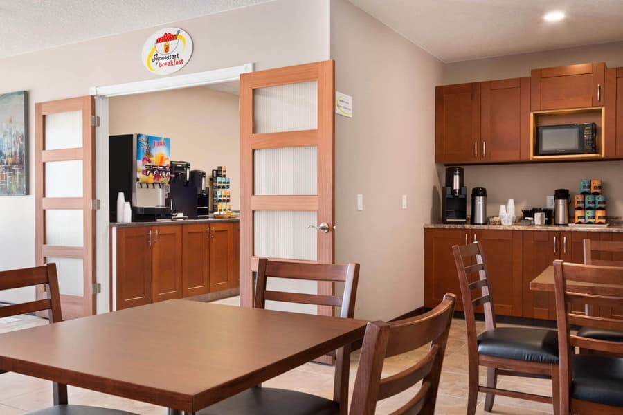 Super 8 by Wyndham Regina