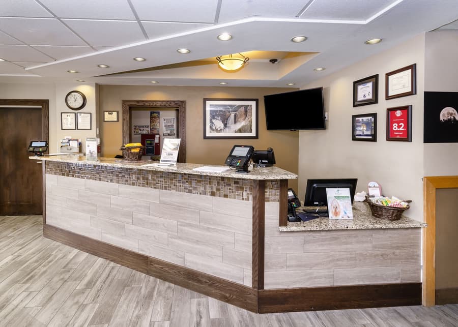 Gray Wolf Inn & Suites