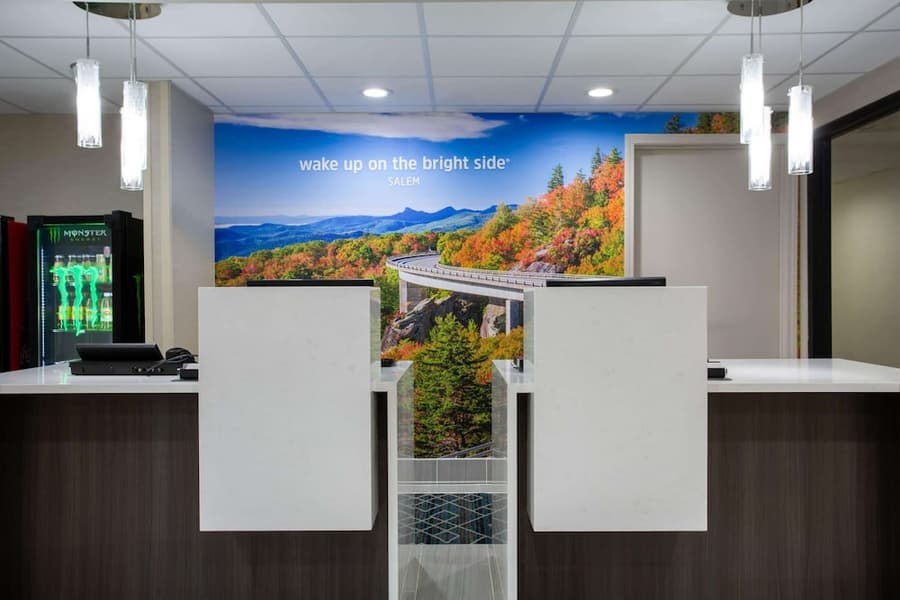 La Quinta Inn & Suites by Wyndham Roanoke Salem