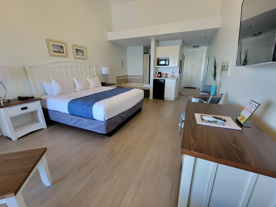 Pointes North Beachfront Hotel – 2 Person Spa Tub Studios