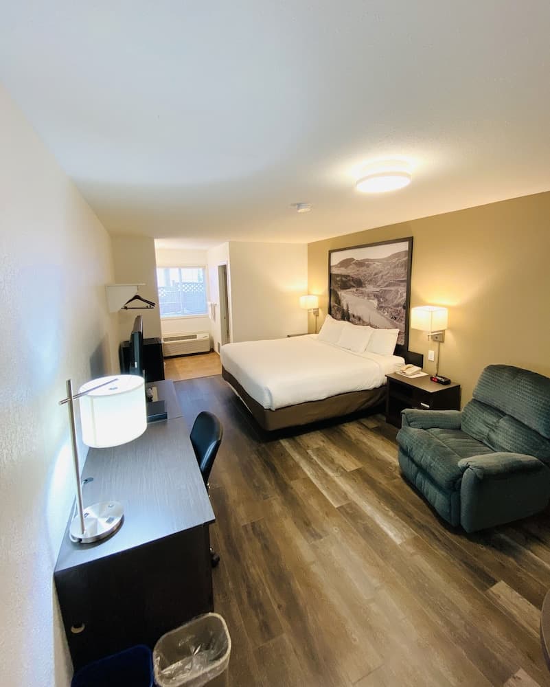 Super 8 by Wyndham 100 Mile House