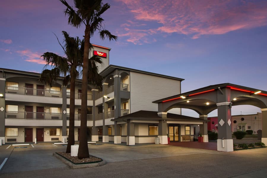 Red Roof Inn PLUS+ Galveston - Beachfront