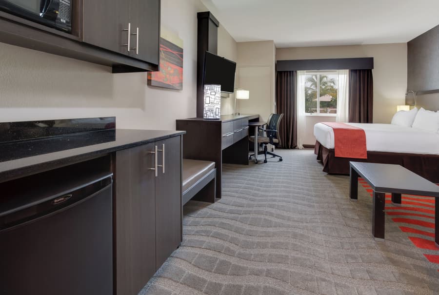 Holiday Inn Express Hotel Naples Downtown - 5th Avenue