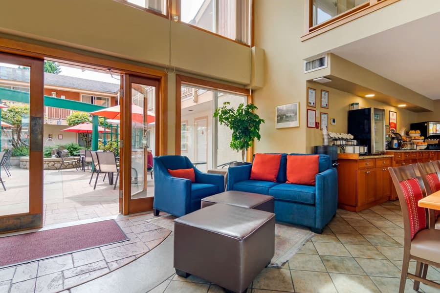 Econo Lodge Inn & Suites