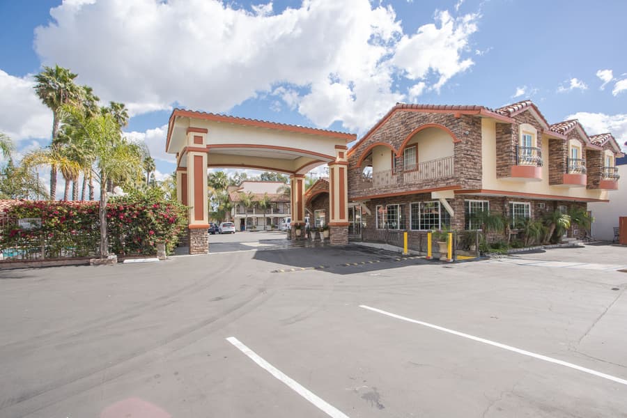 Best Inn & Suites