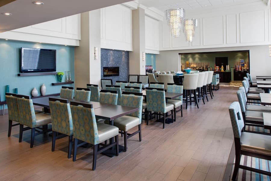 Hampton Inn & Suites by Hilton Toronto Airport