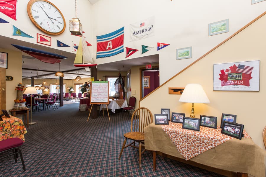 Commodores Inn