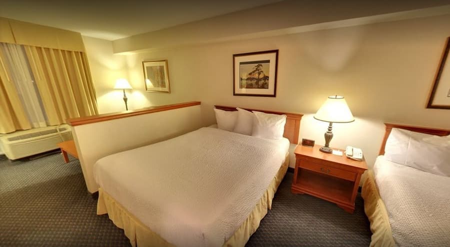 Days Inn & Suites by Wyndham Niagara Falls Centre St. By the Falls