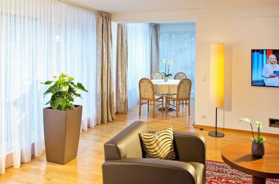 Penz Hotel West