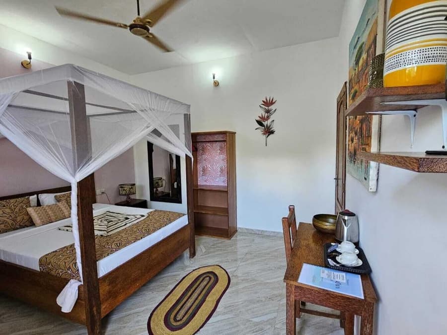 Zanzicrown Hotel