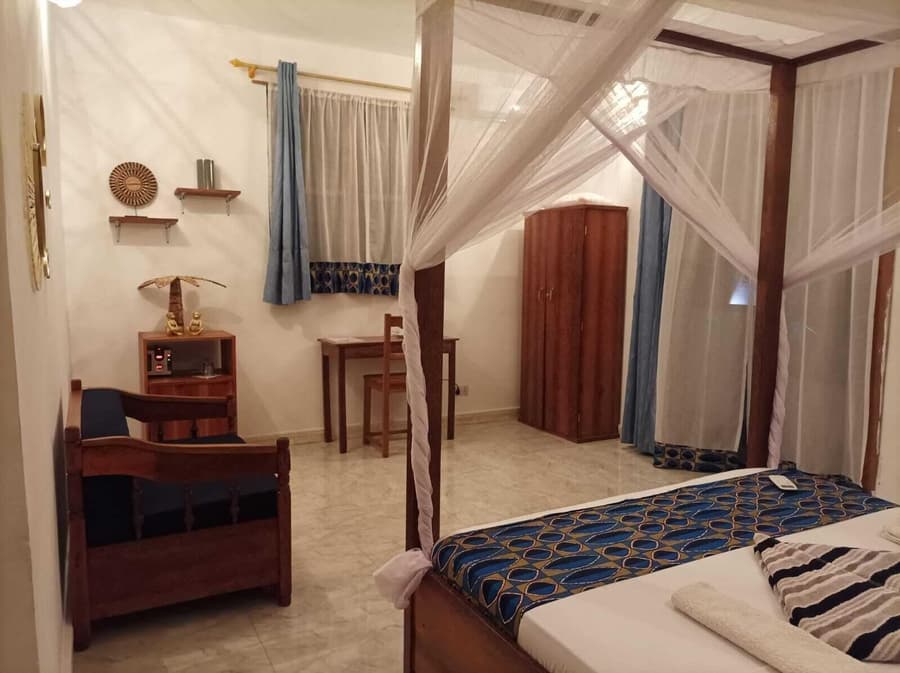 Zanzicrown Hotel