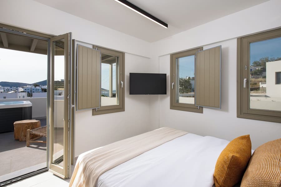 Mazee Paros