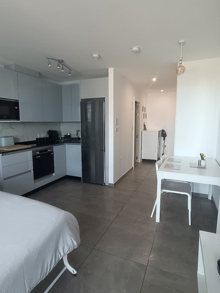 E1 18th Floor Studios, Sea & Beach Views