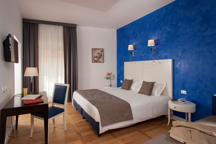 Floris Hotel
