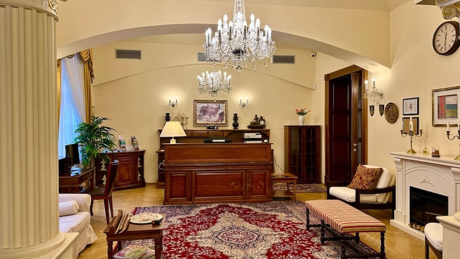 Fleur De Lis Hotel