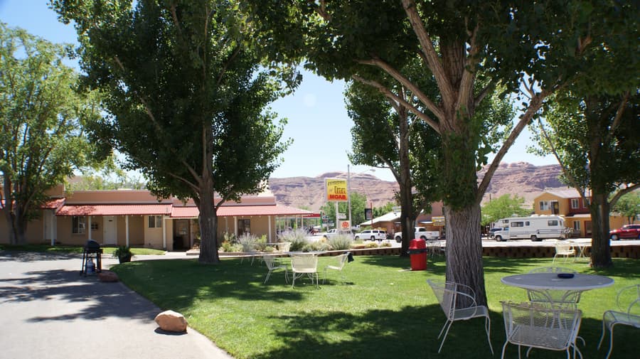 Adventure Inn & Motel