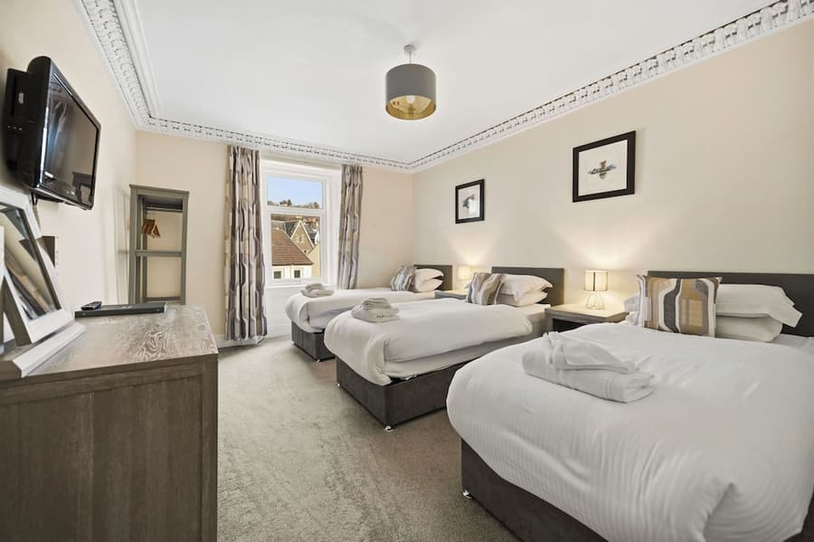 Corran House Guest House & Hostel