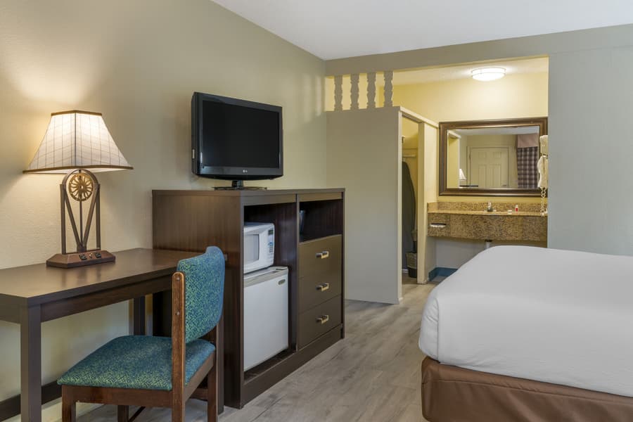 University Inn & Suites