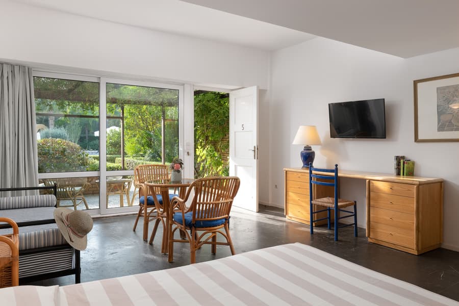 Dionysos Hotel