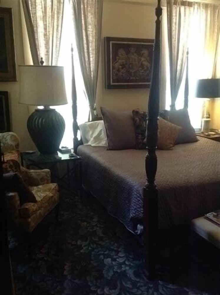 Stay Fairfield - Fairfield Place and Fairfield Manor Bed & Breakfast