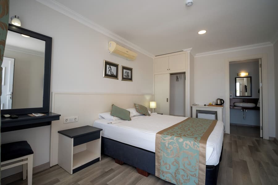 Artemis Hotel
