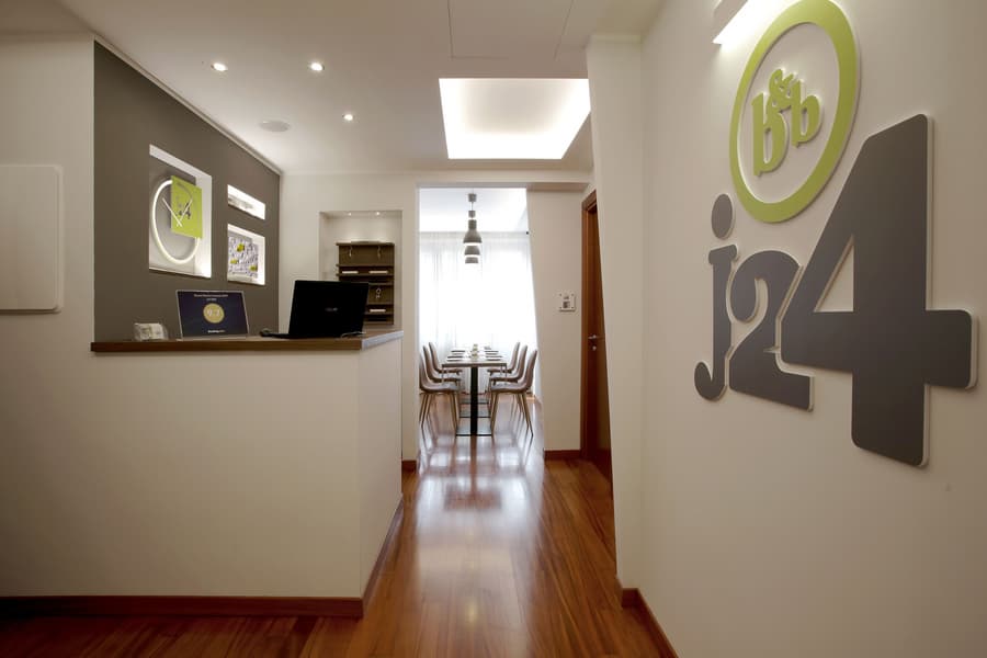 J24 B&b