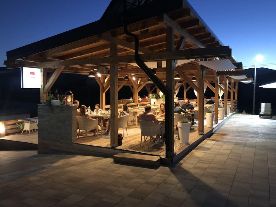 16 Lakes Hotel