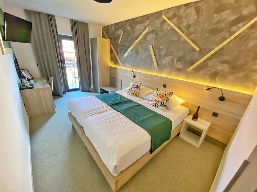 16 Lakes Hotel