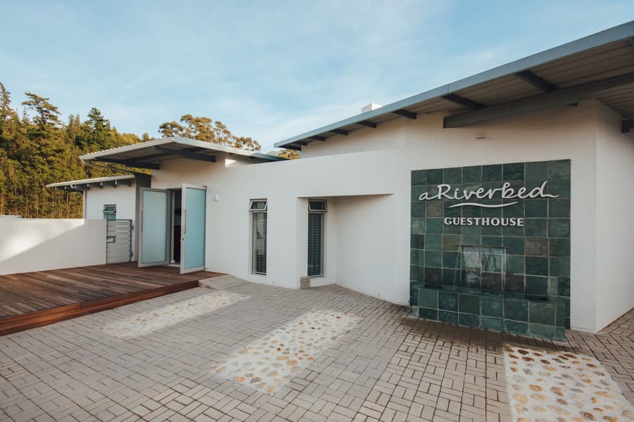 A Riverbed Guesthouse