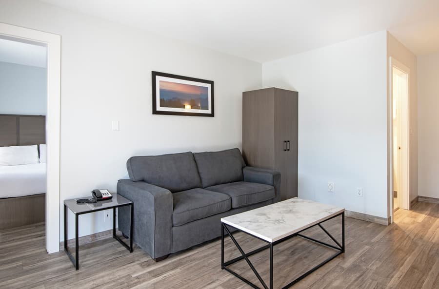 Riverland Inn & Suites