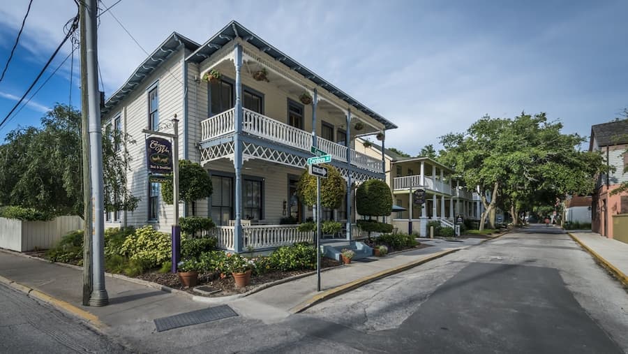 Carriage Way Inn