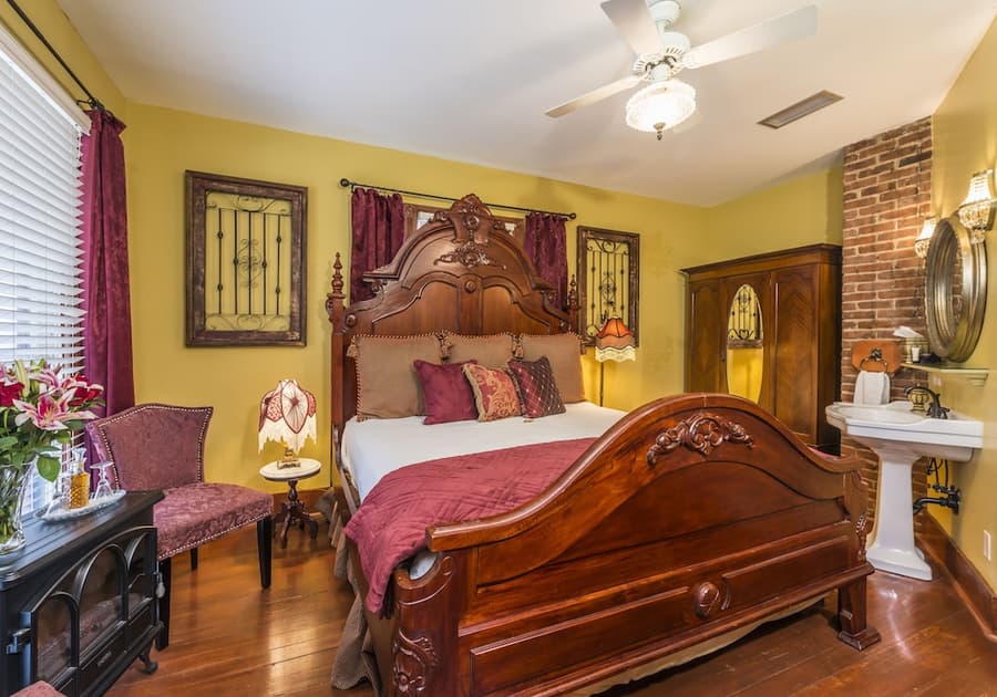 Carriage Way Inn