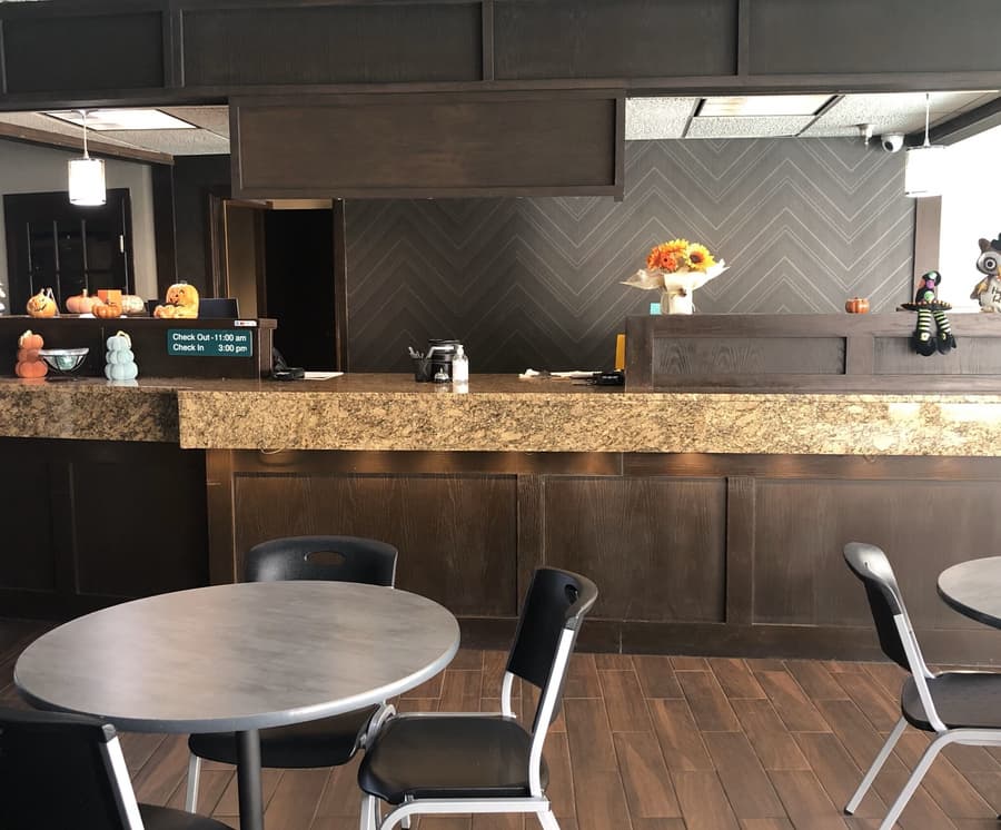 Lamplighter Inn & Suites - South