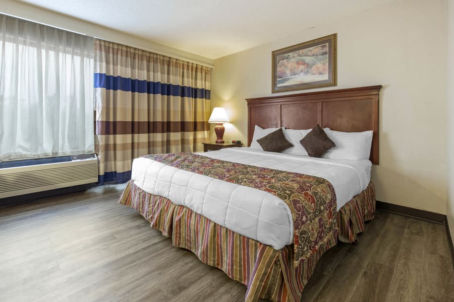 Lamplighter Inn & Suites - South