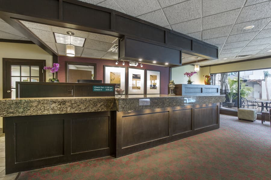 Lamplighter Inn & Suites - South