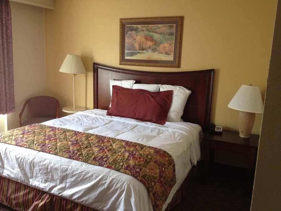 Lamplighter Inn & Suites - South