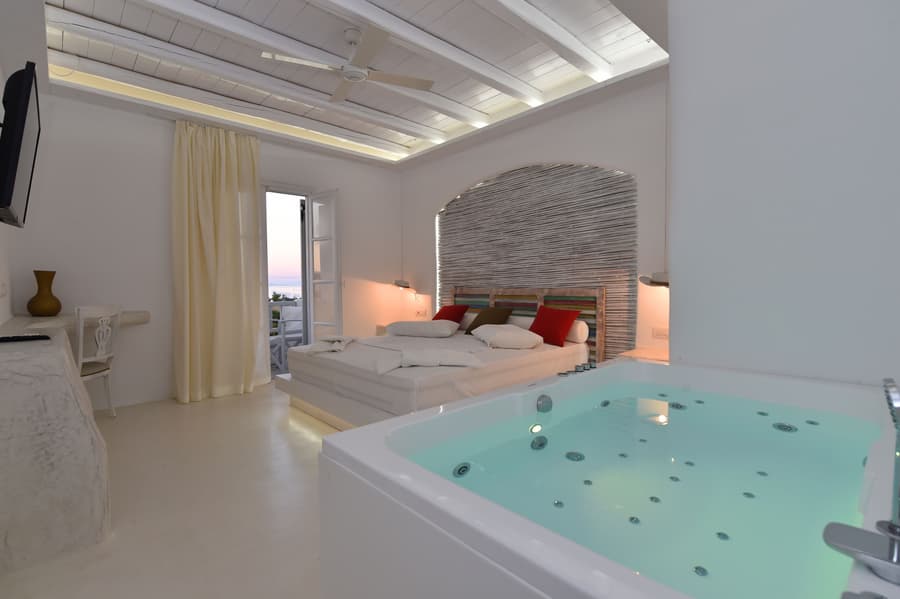 Zefi Hotel & Suites
